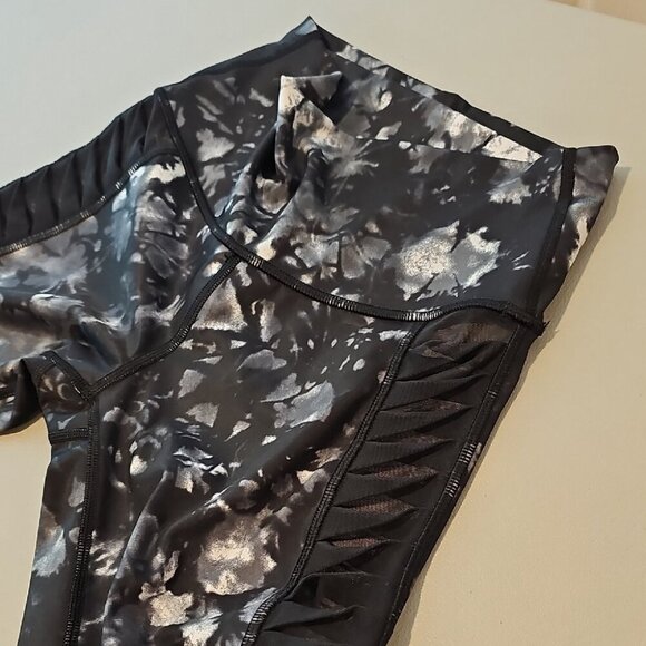 Lululemon Athletica Size 4 Black and White Cropped Leggings for Athleisure - Picture 8 of 10